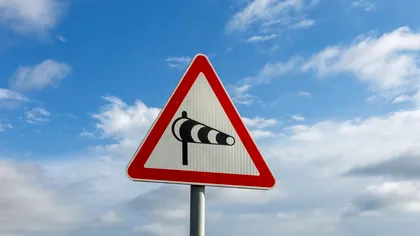 Semnul de circulație care avertizează că mașina poate fi împinsă de pe șosea. Unde îl poți întâlni în România