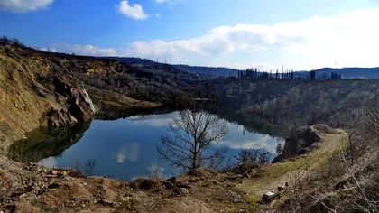 Un lac tot mai mare a apărut într-un sat din Hunedoara. Autoritățile vor să transforme zona într-o atracție