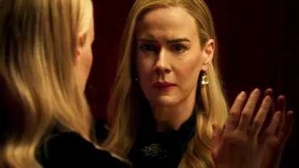 American Horror Story 13 pregătește cel mai nebun crossover din istoria serialului. Jessica Lange revine în patru roluri, iar Coven intră din nou în luptă