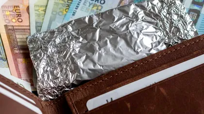 De ce își învelesc unii oamenii banii în folie de aluminiu. Trucul recomandat pentru păstrarea bancnotelor