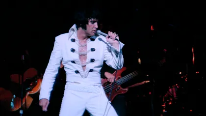 Elvis Presley revine pe scenă într-un film spectaculos cu imagini pierdute zeci de ani. Când apare în România