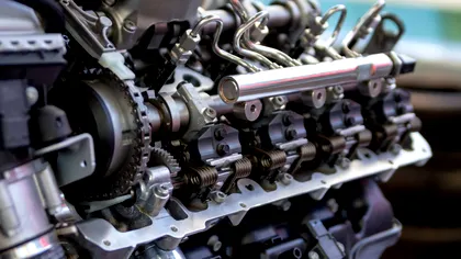 Diesel care bate puternic la rece, dar se liniștește după încălzire: injecție, compresie sau avans