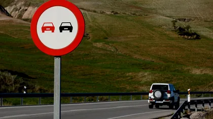 Depășești o mașină care merge foarte încet. Ai voie să accelerezi peste limita legală pentru câteva secunde?