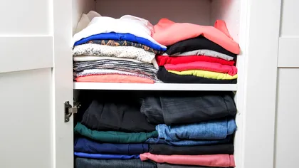 Miros de umezeală în dulap odată cu venirea toamnei. Ce funcționează și ce doar maschează problema