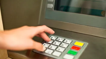 Cardul a rămas blocat în bancomat. Ce trebuie să faci imediat și greșeala care îți poate goli contul