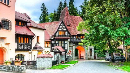 Taxa care poate apărea pe bonul de la restaurant în stațiunile din România. Este legal să o plătească turistul?