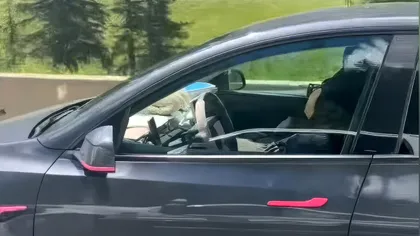 Șoferi Tesla filmați dormind la volan: 43 de clipuri pun sistemul FSD sub o presiune uriașă