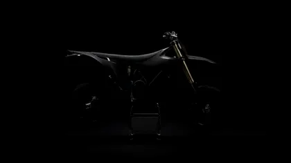 Motocicleta electrică de numai 123 kg și peste 80 CP vine într-o serie de 500 de exemplare. Titanul face diferența la Stark VARG SM Sköll