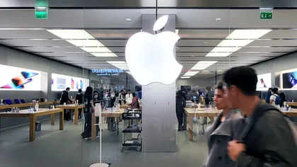 Apple înăsprește regulile pentru aplicațiile care „dezbracă” oameni cu AI. Trucul prin care unele ajungeau pe iPhone
