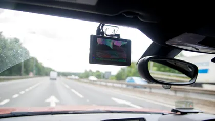 Camera de bord filmează un șofer care face o depășire periculoasă. Poate primi amendă doar pe baza filmării tale?