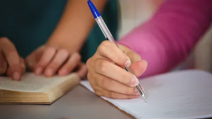 Cât ar trebui să dureze temele unui elev după șase ore petrecute la școală. Când volumul devine prea mare