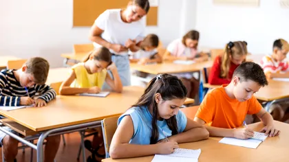 Copiii învață pentru note, nu din curiozitate. De ce se pierde plăcerea de a învăța și ce poate face școala