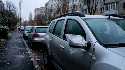 De ce pun unii șoferi o pungă pe oglinzile mașinii peste noapte. Trucul care te poate scuti de o problemă dimineața