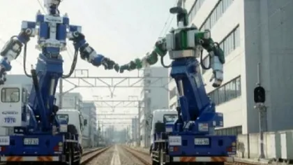 Japonia folosește roboți umanoizi cu drujbe pentru a curăța vegetația de pe liniile de tren