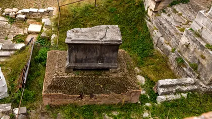 Piatra neagră din Roma antică a păstrat un mister aproape 3.000 de ani. Ce au găsit arheologii sub ea