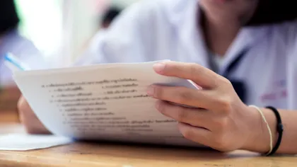 Mii de profesori dau astăzi examen pentru posturile de director. Ce trebuie să rezolve în doar 60 de minute şi care este nota minimă necesară