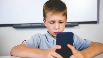 Ministrul Educației cere reguli pentru telefoanele elevilor în şcoli. „Nu poți să înveți dacă mintea ta e în altă parte”