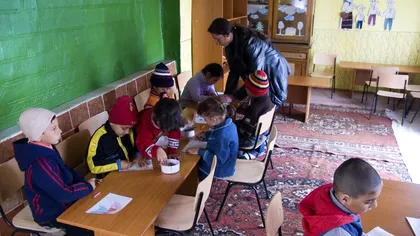 O treime dintre copiii din România sunt în risc de sărăcie. Cum le afectează situația familiei performanțele școlare
