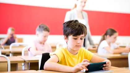 Poate profesorul să ia telefonul elevului și să nu i-l dea până la finalul zilei? Ce permite, de fapt, regulamentul școlar în 2026