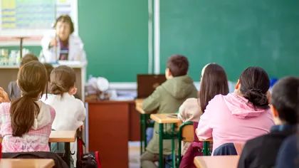 Poate profesorul să nu primească elevul la oră dacă întârzie? Ce se întâmplă cu absența și când poate fi motivată