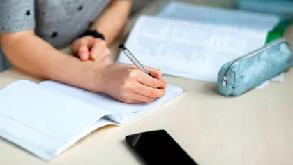 Poate un profesor să-i dea nota 1 unui elev pentru că vorbește sau deranjează ora? Ce spune regulamentul despre notele folosite ca pedeapsă