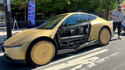 Tesla Cybercab, implicat într-un accident înainte să devină taxi autonom. Fotografiile arată o portieră rămasă fără panoul exterior