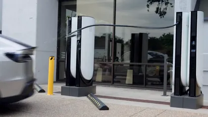 Tesla te lasă să pleci de la Supercharger cu cablul conectat. Manevra poate produce pagube de peste 22.000 de euro