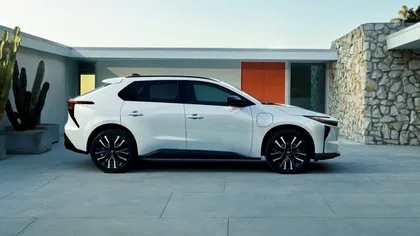 Toyota surprinde piața auto: electrificarea îi aduce creștere într-un moment în care rivalii pierd teren