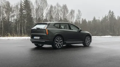 Noul Volvo EX60 promite până la 810 kilometri autonomie, dar constructorul se confruntă cu dificultăți. Ce se întâmplă cu livrările