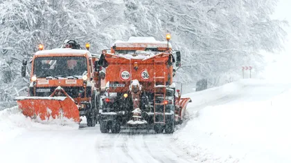 Zăpadă pe Transalpina, în Alba. Drumarii intervin cu utilaje, iar ANM anunță noi ninsori la munte