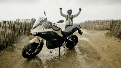 Record mondial pentru o motocicletă electrică: 436,5 kilometri cu o singură încărcare. Performanța obținută cu o baterie de doar 19,2 kWh