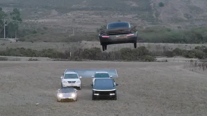 Tesla Roadster „zboară”, dar o altă mașină electrică îi arată cum se face. Rivalul lui Elon Musk a trecut prin aer peste un Cybertruck și un Roadster VIDEO