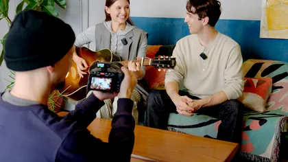 Sony lansează un nou microfon wireless pentru filmări, cu autonomie de 11 ore și înregistrare audio de rezervă