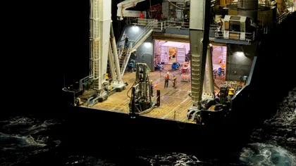 O centrală electrică instalată lângă un vulcan submarin a produs energie pentru prima dată. Ce planuri are compania