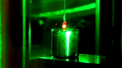 Un diamant de un centimetru a fost mișcat cu ajutorul unui efect cuantic. Experimentul apropie fizicienii de o „pisică a lui Schrödinger” macroscopică