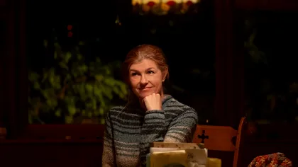 „Fals”, noul serial de mister de pe Disney+, te face să te întrebi dacă îți cunoști cu adevărat familia. Povestea unei mame care pare înlocuită de o impostoare
