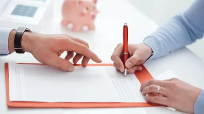 Greșeala pe care o fac românii când acceptă să fie garanți la un credit. Semnătura care te poate face dator la bancă