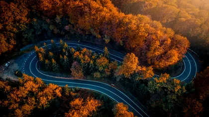 Unde să mergi în loc de Valea Prahovei pentru peisaje superbe de toamnă. Drumul spectaculos ignorat de mulți turiști nu este deloc aglomerat