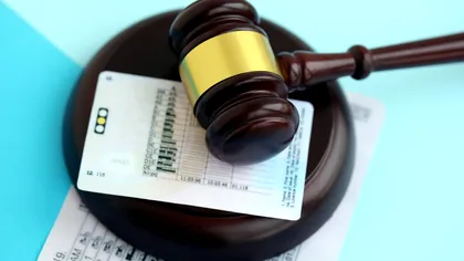 Ai permisul expirat, dar trebuie să muți mașina câțiva metri. Ai voie să te urci la volan? Ce spune legea în 2026