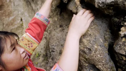 Femeia păianjen a Chinei. Cum arată Spiderwoman, tânăra care cucerește stâncile ca și cum ar merge pe stradă