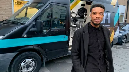 Frizeria mobilă: „E ca Uber, dar pentru coafuri”. Cum chemi frizerul pe roți