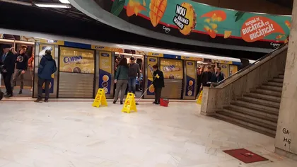 Stația de metrou Universitate, inundată. Apa s-a infiltrat prin tavan