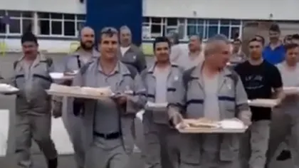 VIDEO Protest inedit la Dacia Pitești: cu tava cu mâncare, în biroul directorului