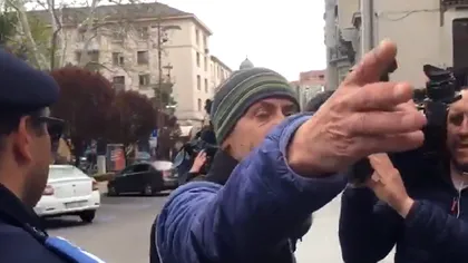 Incidente la mitingul PSD din Craiova. Jandarmii gonesc un bărbat care strigă: „Dragnea, la pușcărie!”