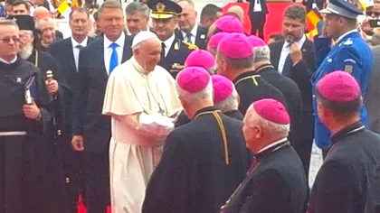 Ce ținută a îmbrăcat Carmen Iohannis, la Aeroportul Otopeni, pentru vizita Papei. FOTO și VIDEO