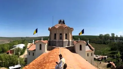 Show-ul făcut de Arhiepiscopul Teodosie: slujbă, cățărat pe turla bisericii. „Satana, pe când la paralele?”