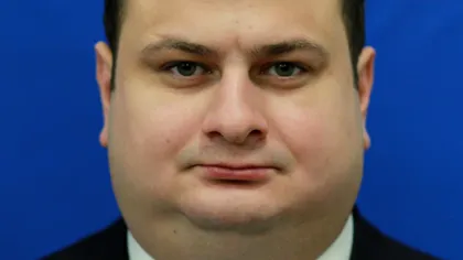 Cine e deputatul Mitică, cu cont pe Tinder, cunoscut doar pentru că stă cuminte în bancă pentru 53.000 lei pe lună