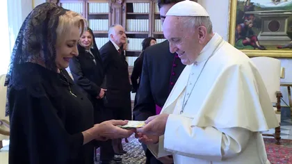 Cum s-a îmbrăcat Viorica Dăncilă pentru întâlnirea cu Papa Francisc. Diferența dintre ea și Carmen Iohannis