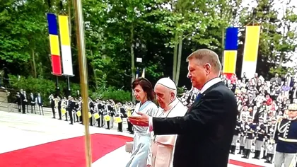 Iulia Albu o critică pe Carmen Iohannis pentru ținuta purtată la venirea Papei: ”Abuzează de un privilegiu!”