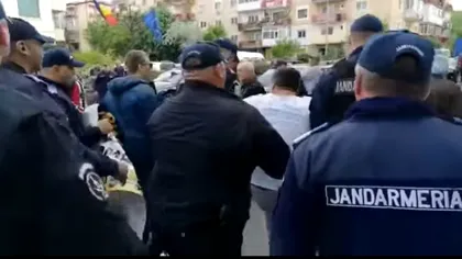 Ce s-a întâmplat cu protestatarii din Topoloveni urcați în dube: Jandarmeria vine cu explicații